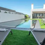 V5 Emma - Luxury 5 Bedroom, Pool And Jacuzzi *