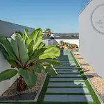 V5 Emma - Luxury 5 Bedroom, Pool And Jacuzzi Villa *