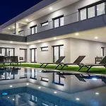 V5 Emma - Luxury 5 Bedroom, Pool And Jacuzzi Βίλα *