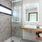 V5 Emma - Luxury 5 Bedroom, Pool And Jacuzzi Villa *