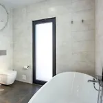 V5 Emma - Luxury 5 Bedroom, Pool And Jacuzzi فيلة *