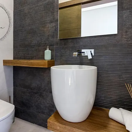 V5 Emma - Luxury 5 Bedroom In With Private Pool And Jacuzzi Вилла