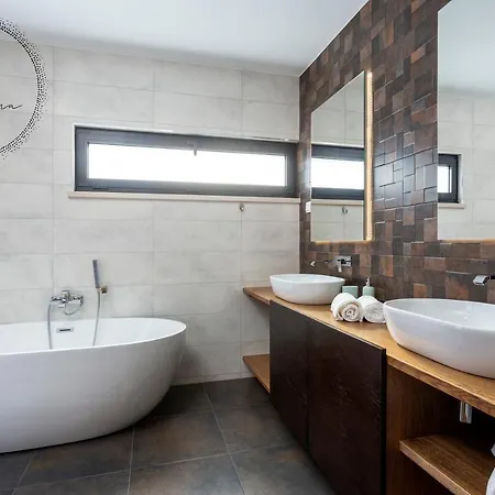 V5 Emma - Luxury 5 Bedroom In With Private Pool And Jacuzzi