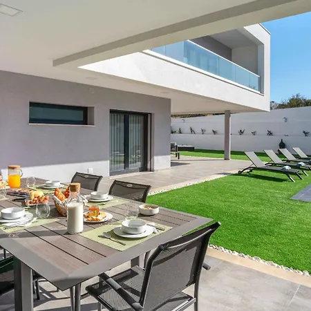 Private With Pool And Jacuzzi Villa