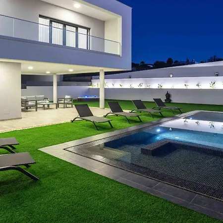 Private With Pool And Jacuzzi Villa *